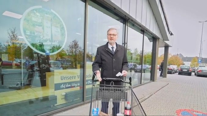 Show s vozíkem žene lidi do Německa, zlobí se potravináři kvůli Fialovu nákupu